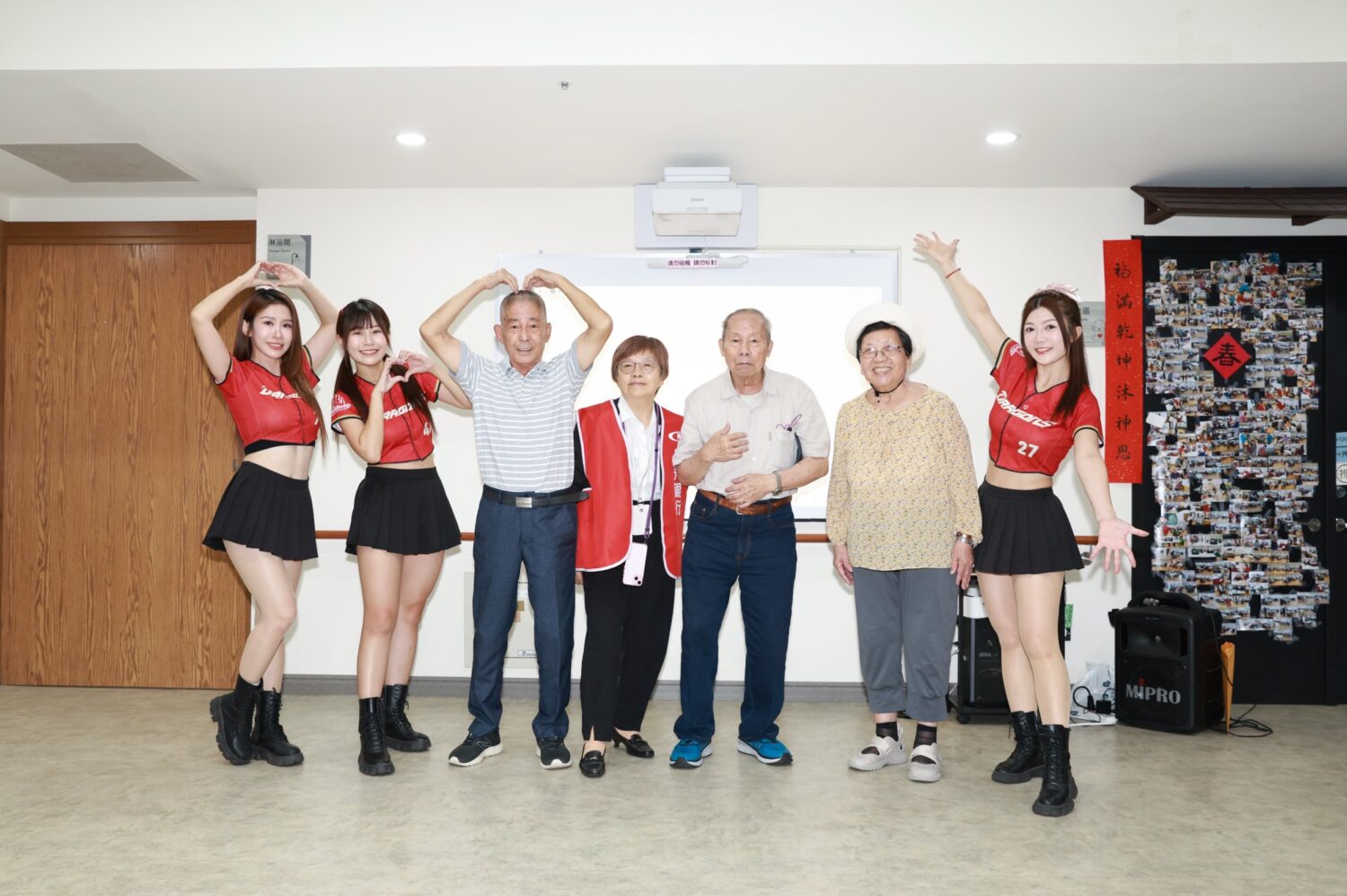 啦啦隊甜心助攻！信義銀髮族踏青走讀 古城歷史文化讓長輩樂開懷。(圖/紅心字會 提供)