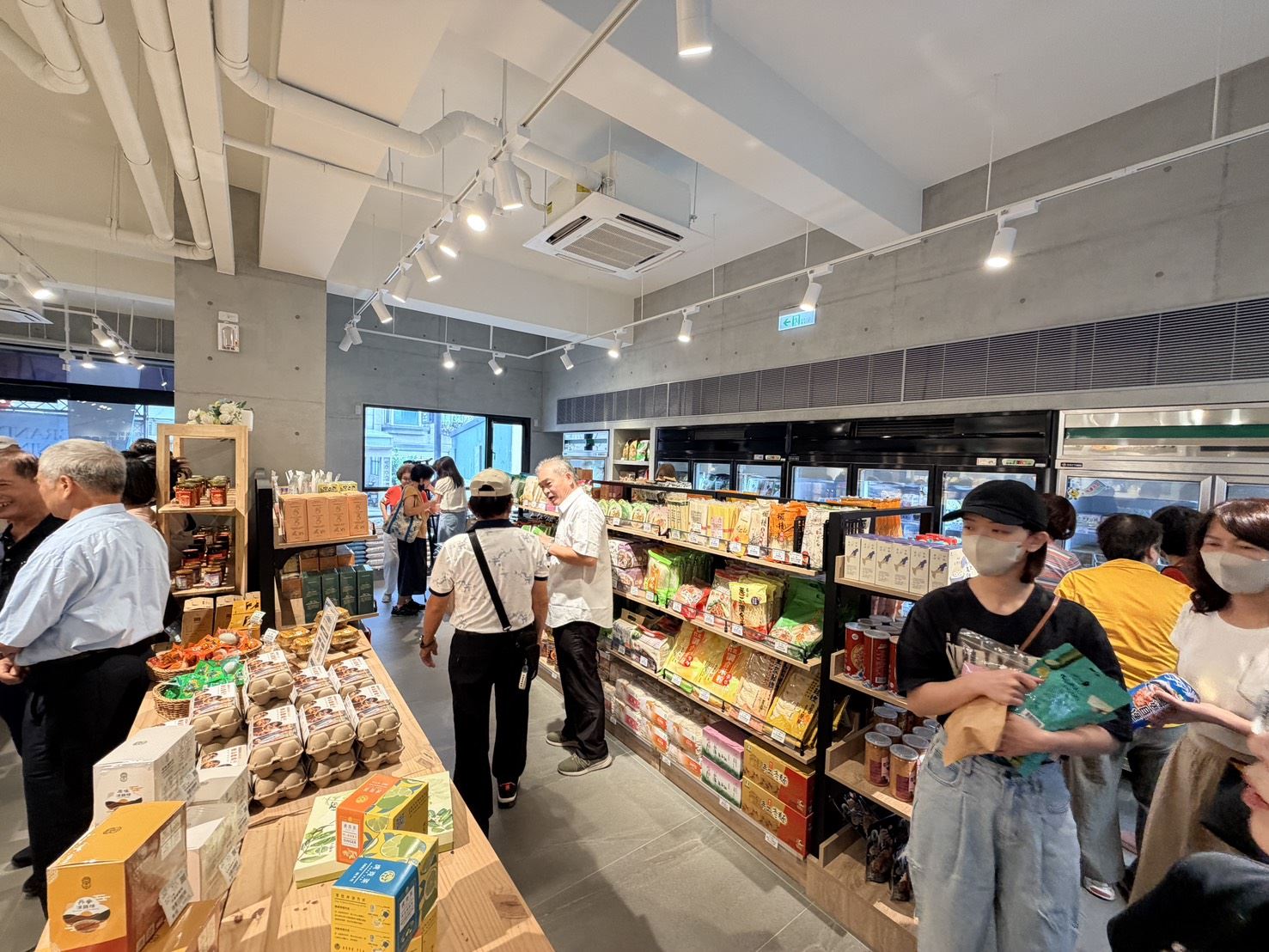 竹北農民直銷站光明門市新開幕 在地優質農產品安心買 | 索引新聞 INDEX News 竹北農民直銷站光明門市開幕首日,吸引許多民眾前來選購在地優質農產品,現場買氣熱絡。(圖/記者黃溎芬翻攝)