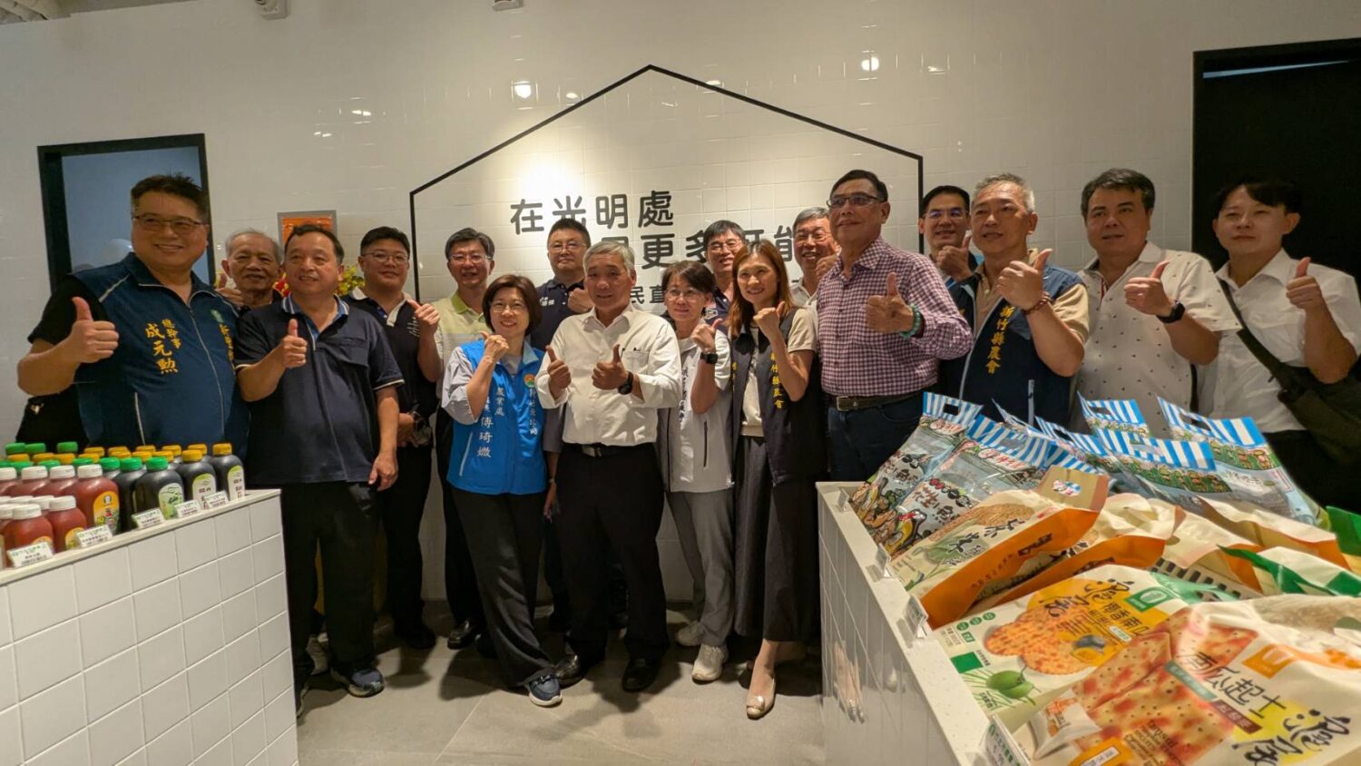 竹北農民直銷站光明門市新開幕 在地優質農產品安心買 | 索引新聞 INDEX News 竹北農民直銷站光明門市揭幕,縣府與農會代表及地方人士到場支持,共同推廣地產地消理念。(圖/記者黃溎芬翻攝)