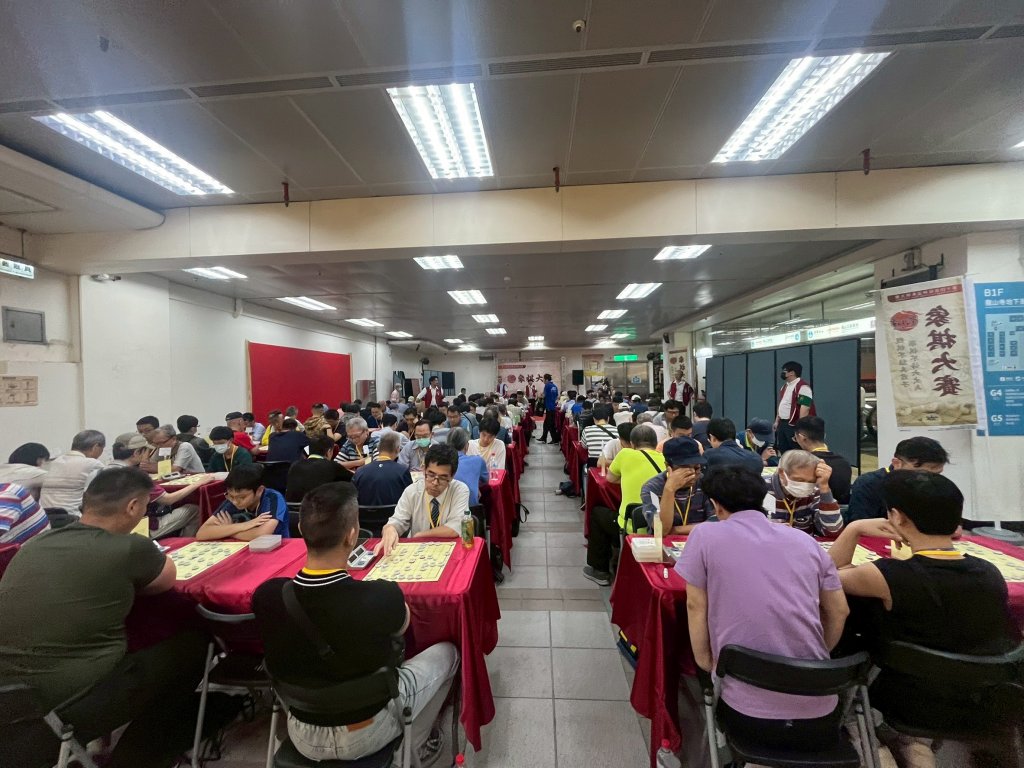 第十四屆艋舺盃象棋大賽精彩連連，龍山寺地下街B1人潮爆滿，文化活動與各式優惠帶動商場新熱潮