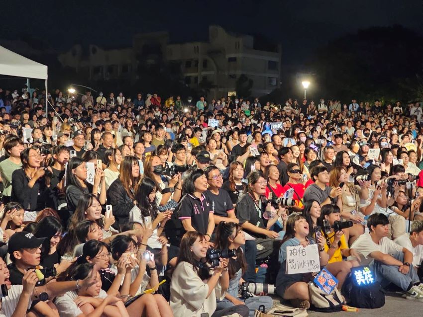 《圖說》「2025永和星光派對」現場座無虛席，在皎潔的星空下，引頸期待著接下來即將展開的精彩演出。〈永和區公所提供〉