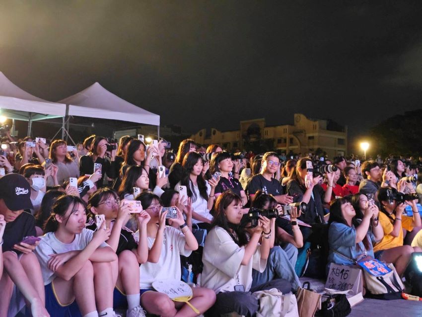 《圖說》青年粉絲爭相搶拍自己的偶像。〈永和區公所提供〉