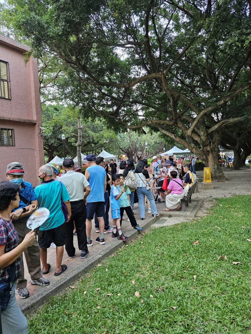 《圖說》民眾大排長龍，領取協辦單位保福宮特別準備的月餅與柚子。〈永和區公所提供〉