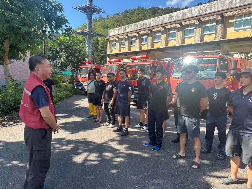 《圖說》消防局專門委員陳勝照提醒支援花蓮災後復原同仁注意安全。〈消防局提供〉