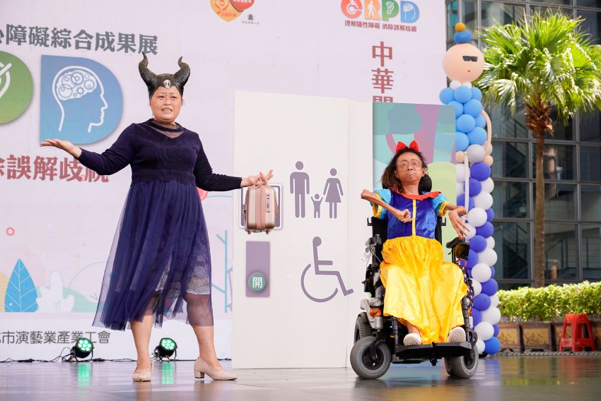 有些障礙看不見 卻真實存在 2 《圖說》中華關愛身障者協會透過話劇,反映身心障礙朋友心聲,右為協會成員蓮子(化名),擔綱話劇主角。〈社會局提供〉