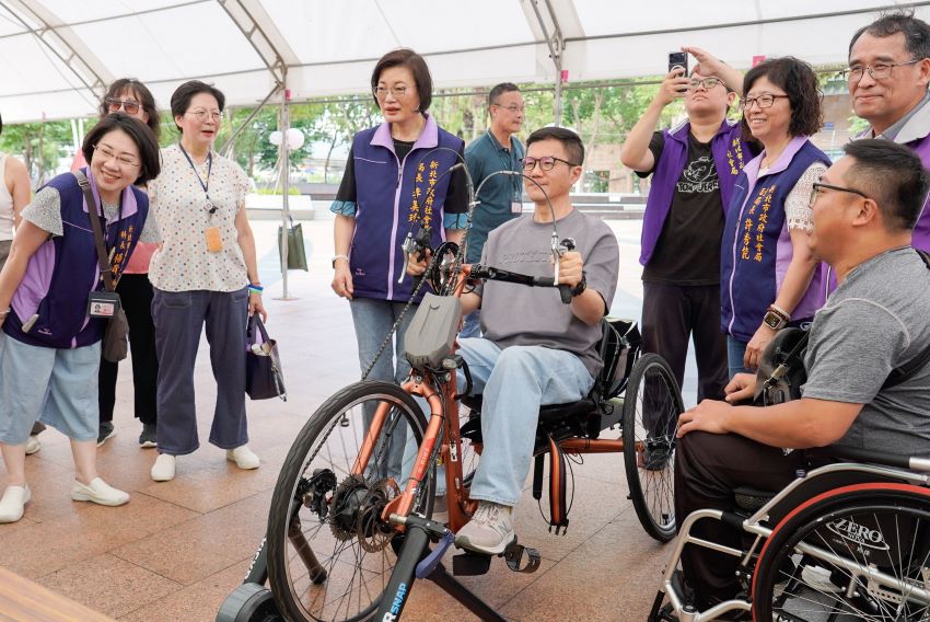 有些障礙看不見 卻真實存在 3 《圖說》新北市副秘書長張其強(中)現場體驗手搖車。〈社會局提供〉