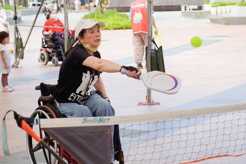 有些障礙看不見 卻真實存在 4 《圖說》新北市政府結合9個局處辦理身心障礙成果展,活動攤位設有運動體驗攤位,讓身障朋友現場體驗匹克球等球類運動。〈社會局提供〉