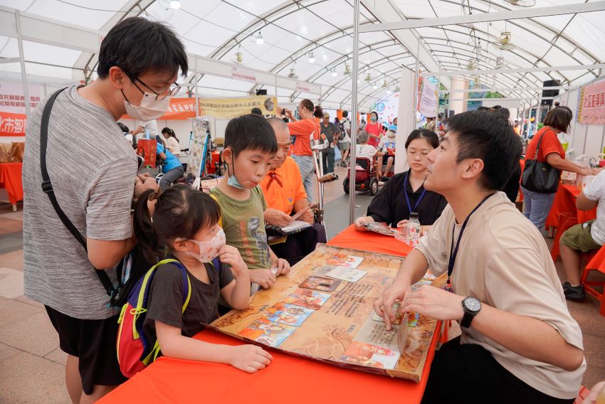 有些障礙看不見 卻真實存在 5 《圖說》新北市身心障礙成果展現場設有許多互動攤位,透過體驗學習理解,吸引家長帶著孩子一同參加。〈社會局提供〉