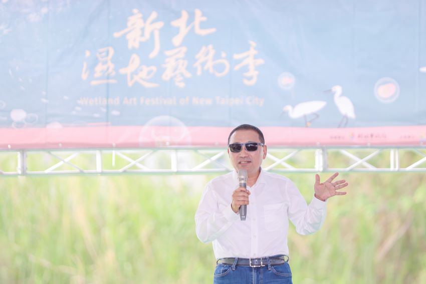 《圖說》2025新北濕地藝術季-種籽之旅啟動，市長侯友宜邀請市民到板橋新月橋下新海二期人工濕地欣賞環境藝術，透過藝術了解環境永續的理念。〈高灘處提供〉