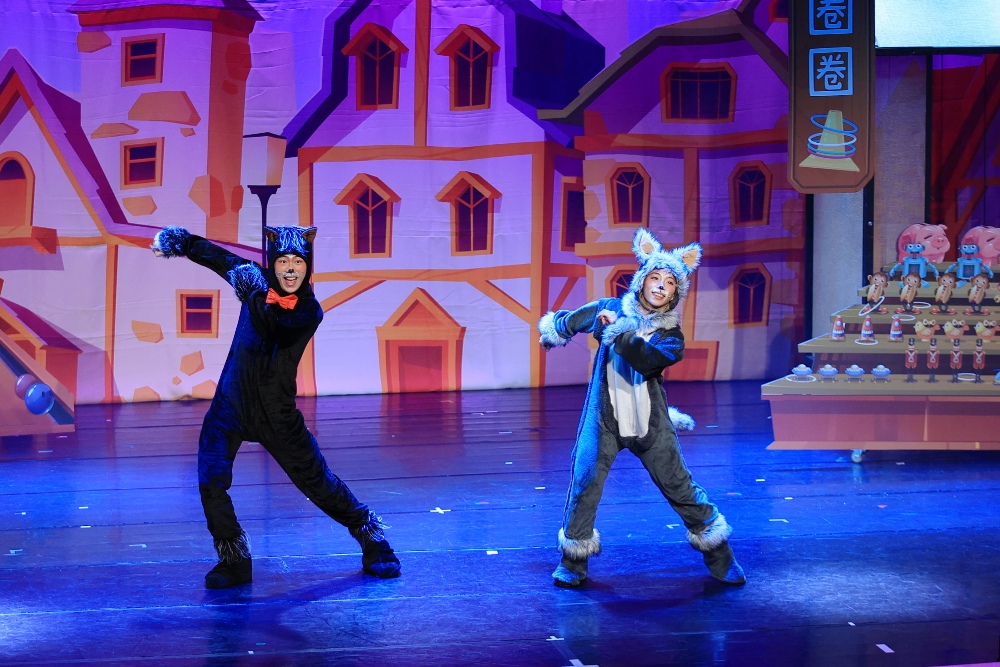 圖▲黑貓老大與阿奇的賣力演出。