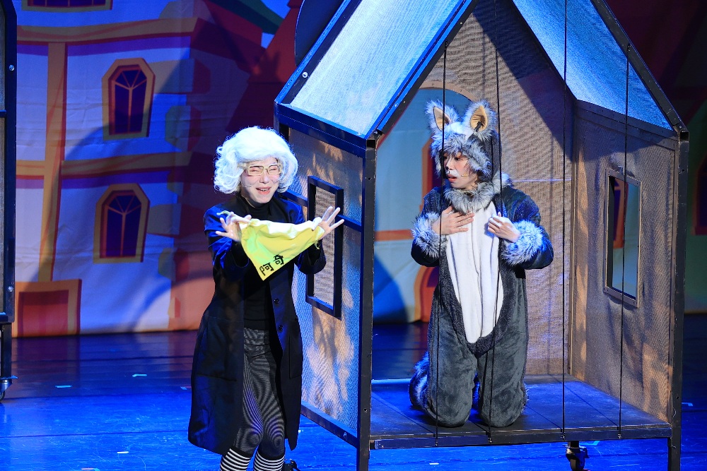 圖▲黑貓老大與阿奇的賣力演出。