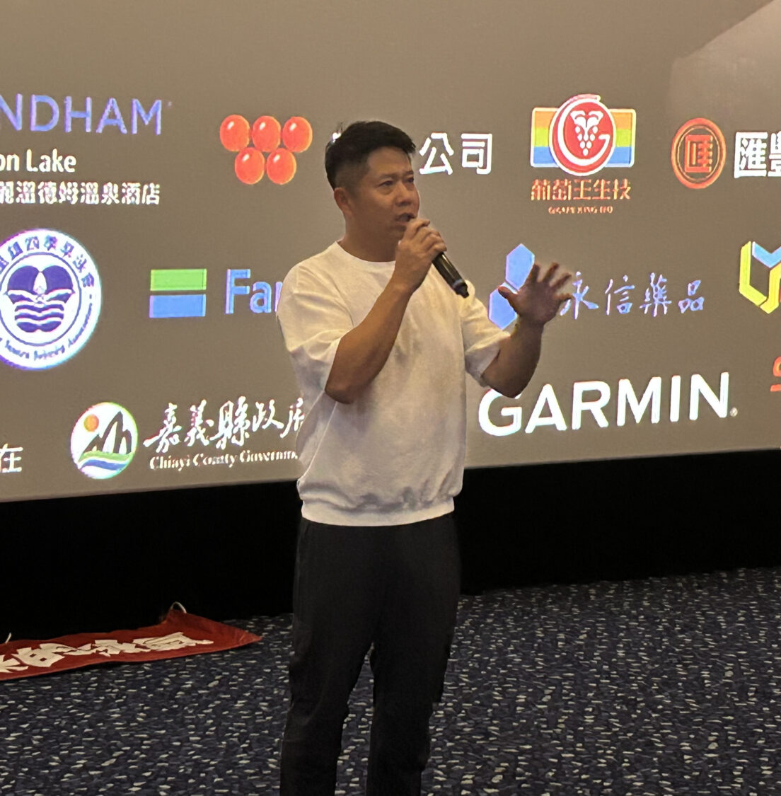 理事長黃崇真希望透過這部電影帶給小朋友面對困難的勇氣。（記者翻攝）