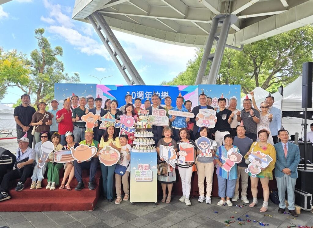 臺北市政府張溫德副市長與現場貴賓於商圈嘉年華活動現場合影留念。（圖/臺北市商業處提供）