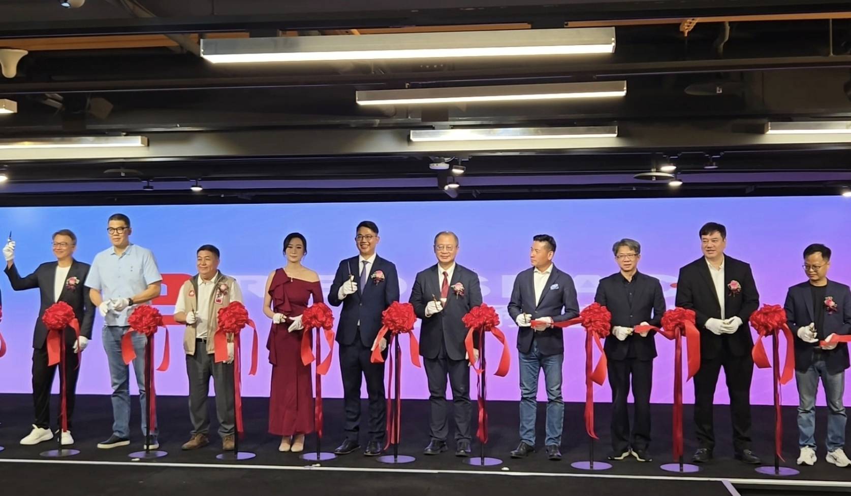 創辦人及貴賓一同剪綵見證台北新地標的誕生。（記者 趙靜姸攝）