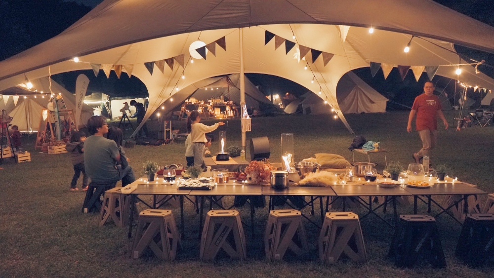 圖▲「海見團烤 Sea BBQ Night」，夕陽餘暉下，與親友一同享受最 Chill 的海邊聚餐時光。