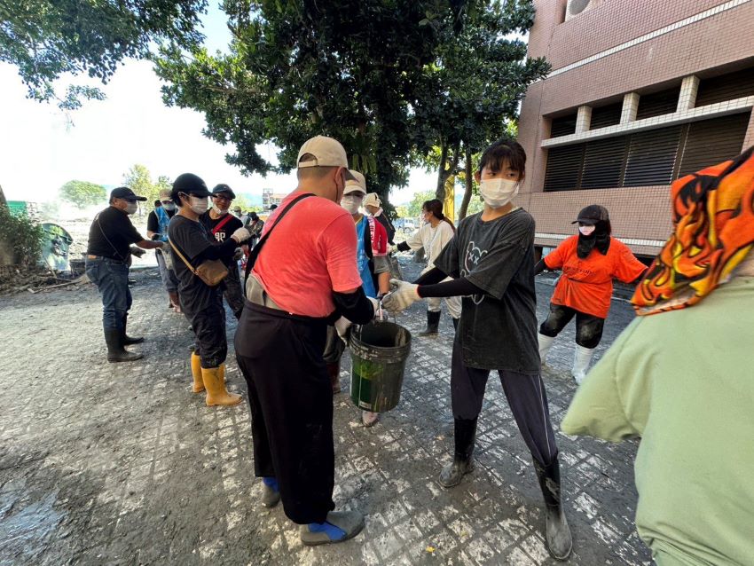 《圖說》近百名新北師生志工團隊展現跨縣市攜手光復校園的決心與行動力。〈教育局提供〉
