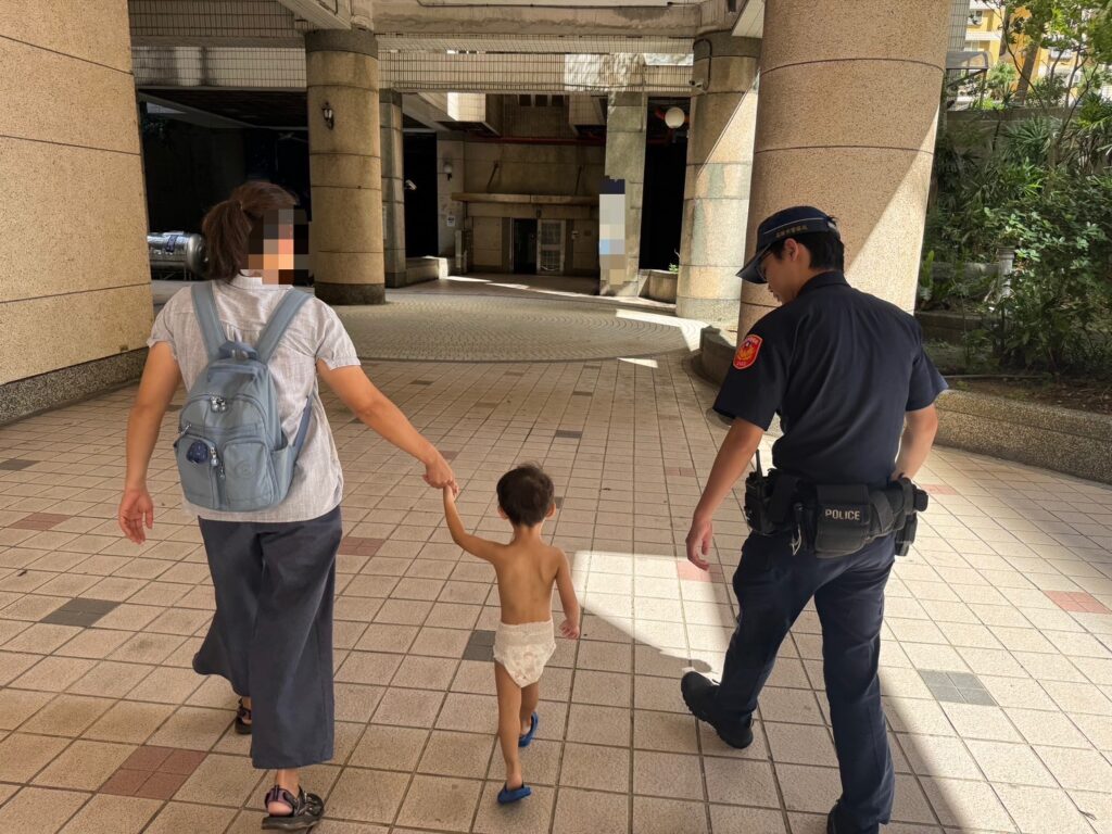 清晨街頭見尿布男童　基二警即刻協助團聚 | 索引新聞 INDEX News