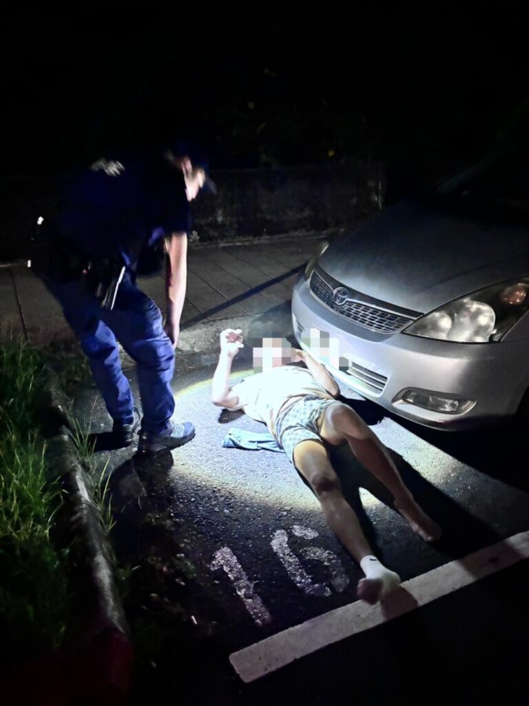 警方見男子倒臥路邊，主動關心並協助送返家。(圖/記者薛秀蓮 翻攝)
