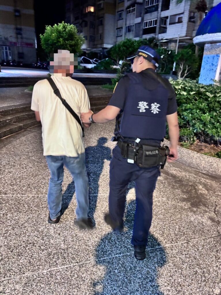 街頭驚見男子倒臥車頭前　基二警即時處置確保安全 | 索引新聞 INDEX News