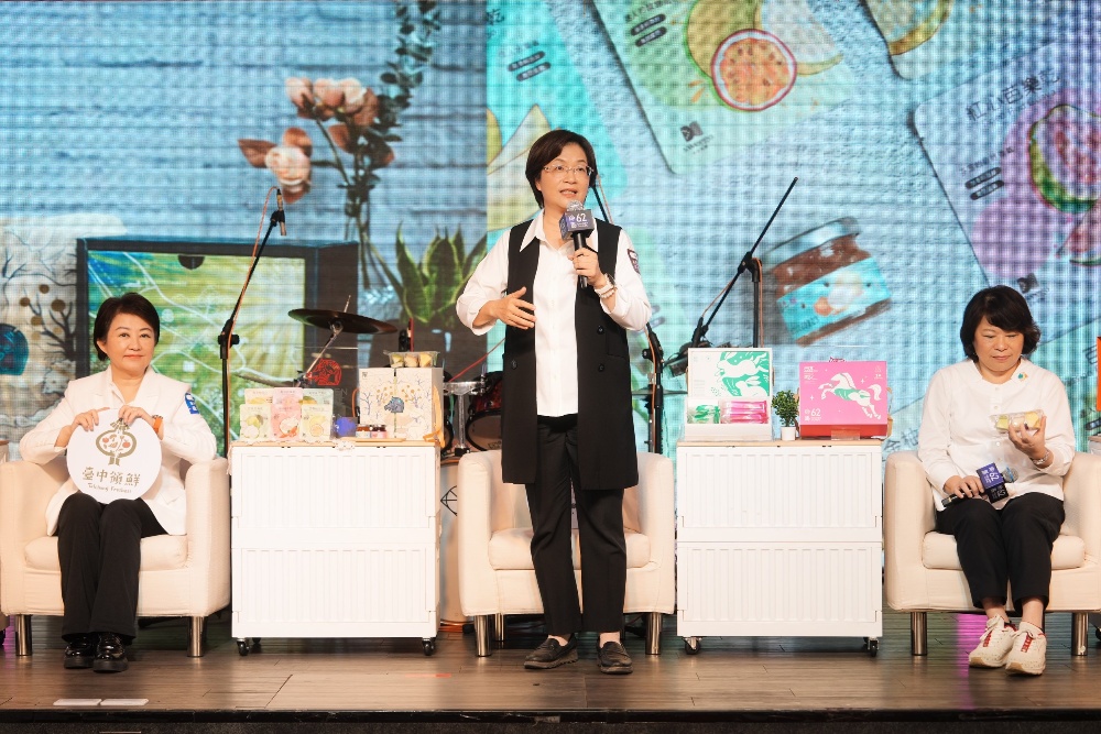 王惠美縣長表示:透過金馬聯名禮盒展現彰化特色。(圖/彰化縣政府)
