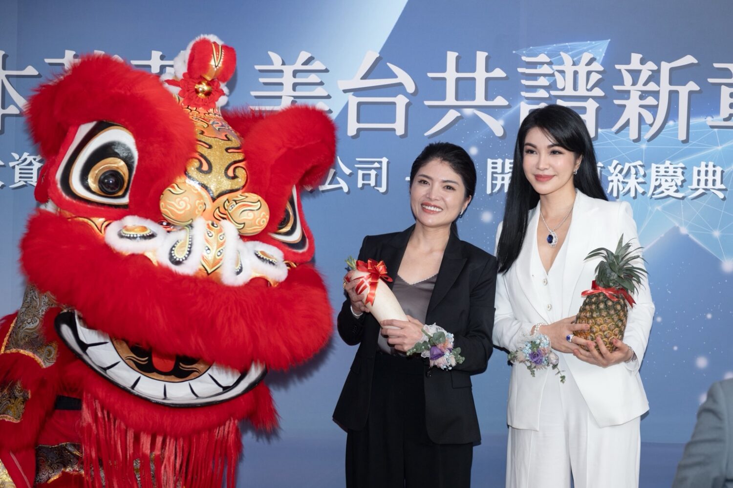 「台灣遠大資本管理」盛大開幕 張淑芬領軍助台企前進華爾街 | 索引新聞 INDEX News 董事長張淑芬(右)與總經理Audrey(左)連袂亮相,迎接獻瑞祥獅,整個開幕儀式過程喜氣洋洋。(記者包克明 攝)