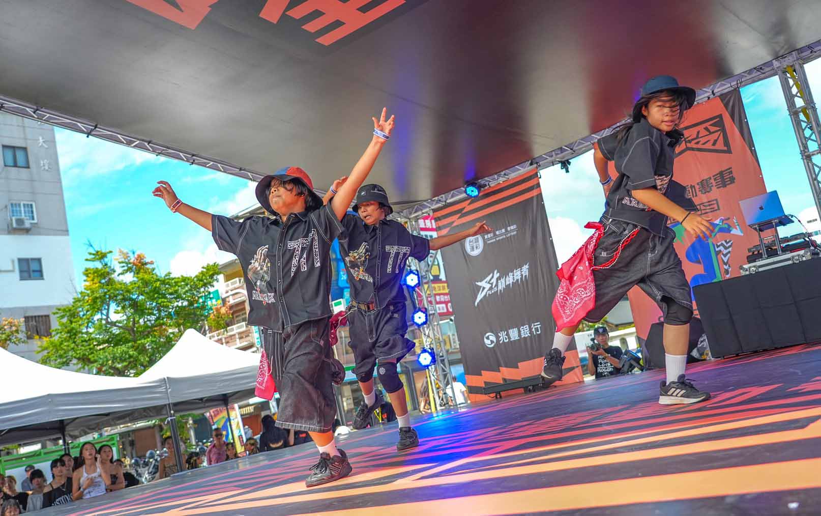 星光二班黃美珍感性返鄉挺夢想 行動鼓勵東部孩子 萌童熱舞感動落淚 | 索引新聞 INDEX News 星光二班黃美珍感性返鄉挺夢想 行動鼓勵東部孩子 萌童熱舞感動落淚 | 索引新聞 INDEX News