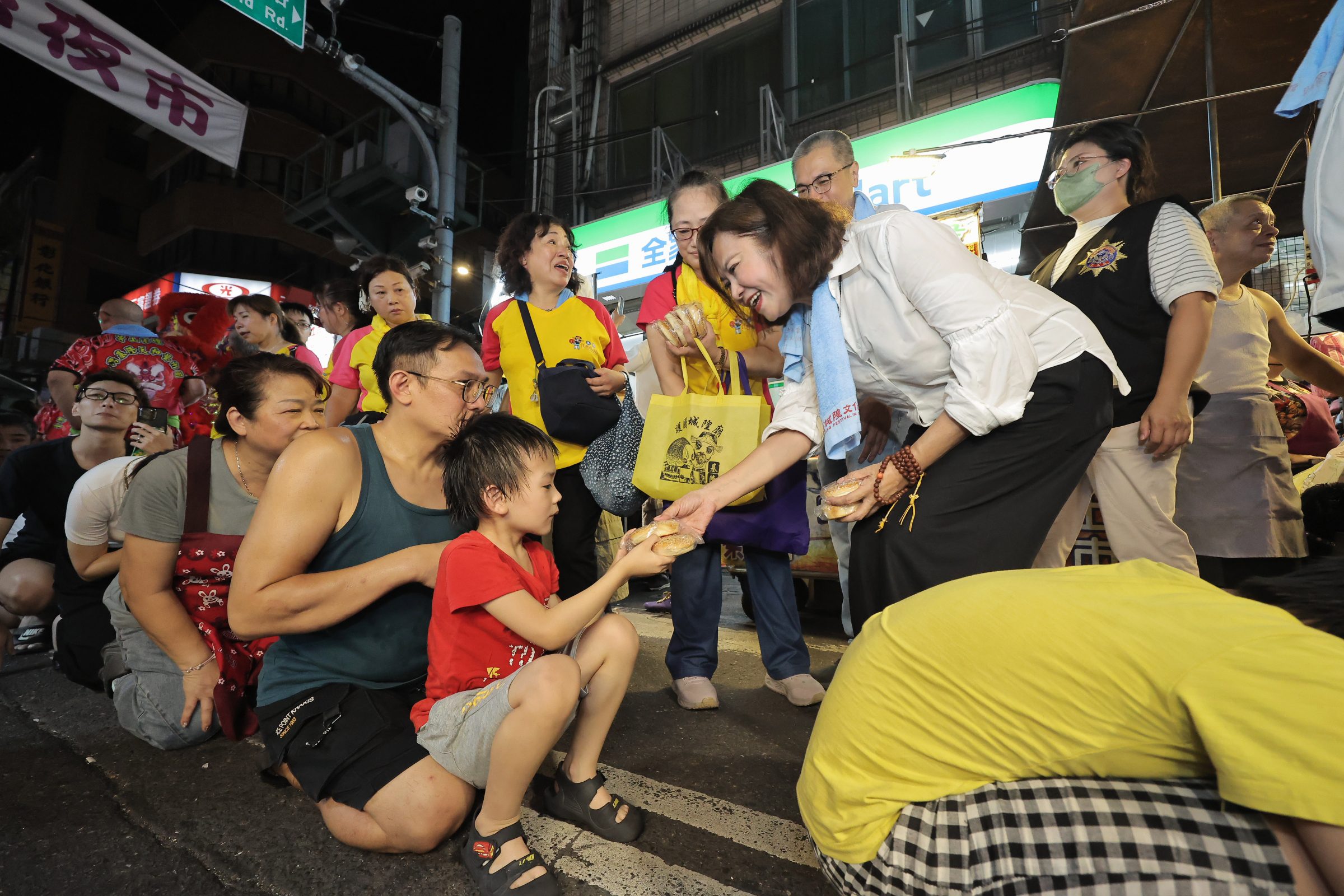 雞籠城隍文化祭夜巡遶境熱鬧登場 邱佩琳沿途分送鹹光餅為市民祈福 | 索引新聞 INDEX News 雞籠城隍文化祭夜巡遶境熱鬧登場 邱佩琳沿途分送鹹光餅為市民祈福 | 索引新聞 INDEX News