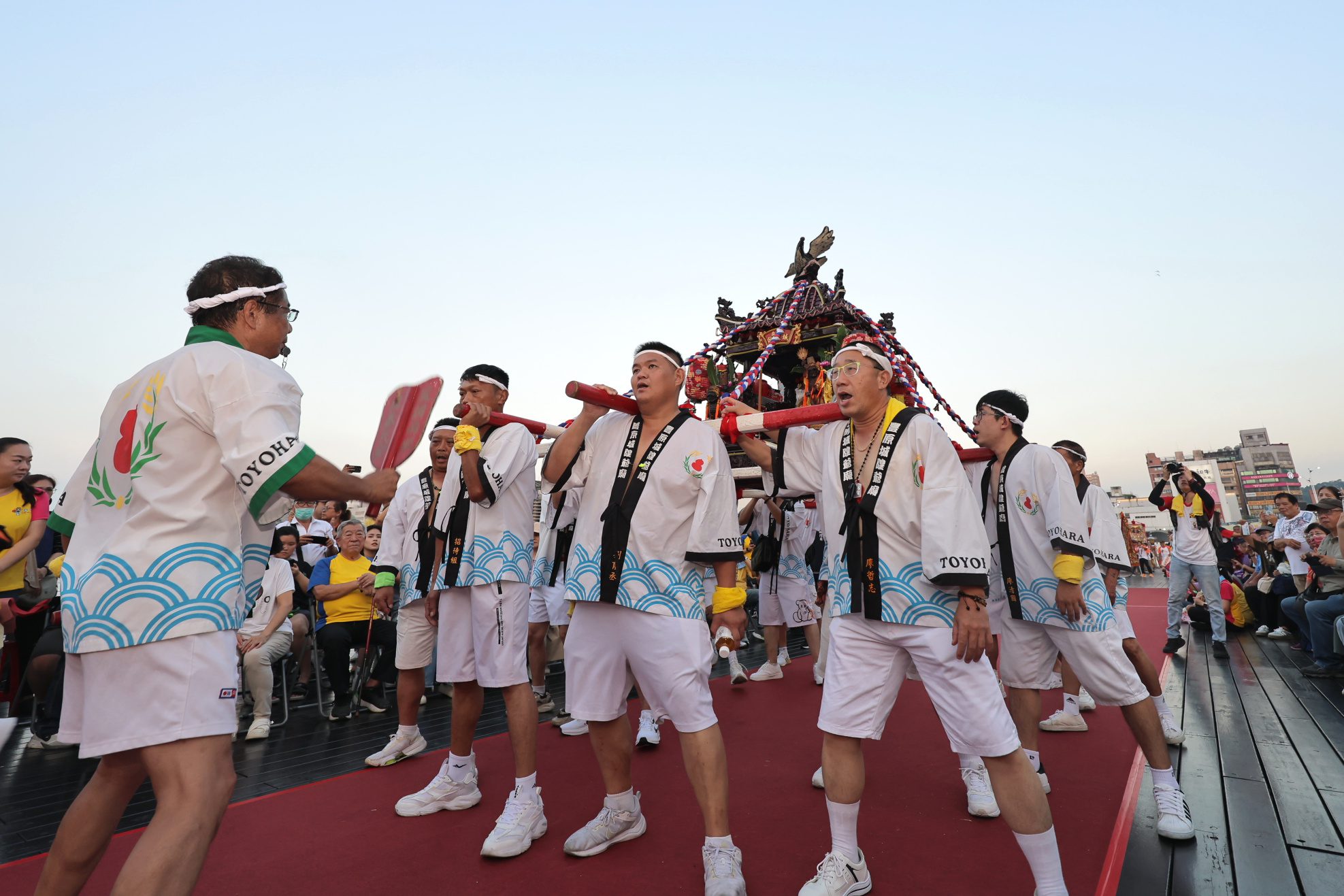 雞籠城隍文化祭夜巡遶境熱鬧登場 邱佩琳沿途分送鹹光餅為市民祈福 | 索引新聞 INDEX News 雞籠城隍文化祭夜巡遶境熱鬧登場 邱佩琳沿途分送鹹光餅為市民祈福 | 索引新聞 INDEX News