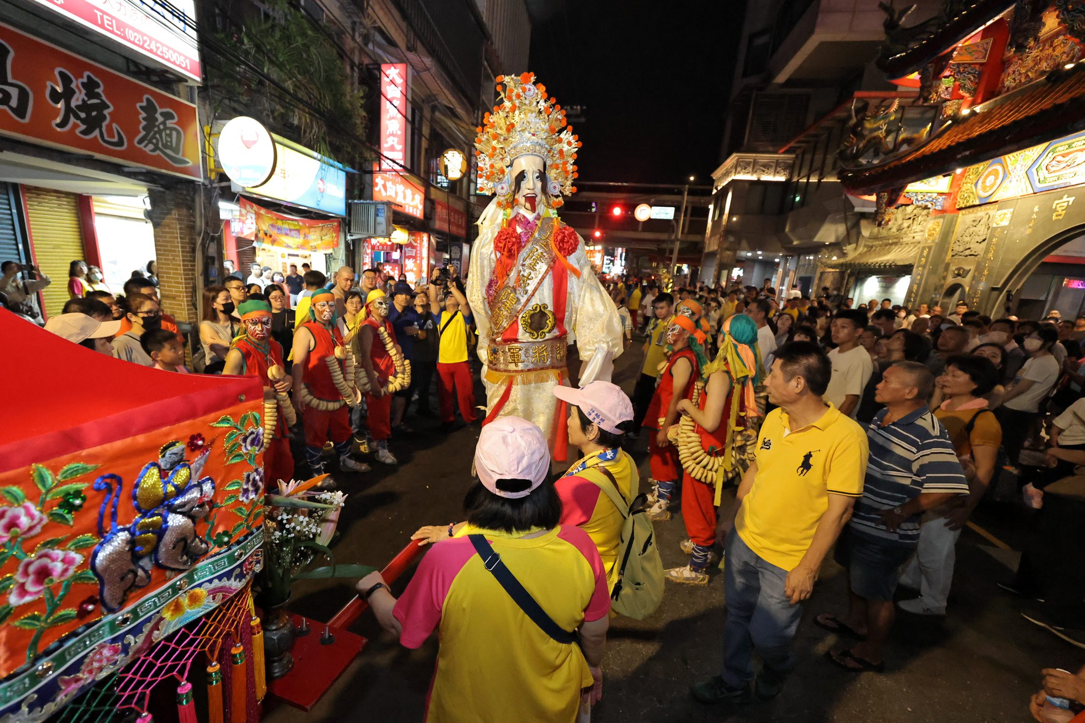 雞籠城隍文化祭夜巡遶境熱鬧登場 邱佩琳沿途分送鹹光餅為市民祈福 | 索引新聞 INDEX News 雞籠城隍文化祭夜巡遶境熱鬧登場 邱佩琳沿途分送鹹光餅為市民祈福 | 索引新聞 INDEX News
