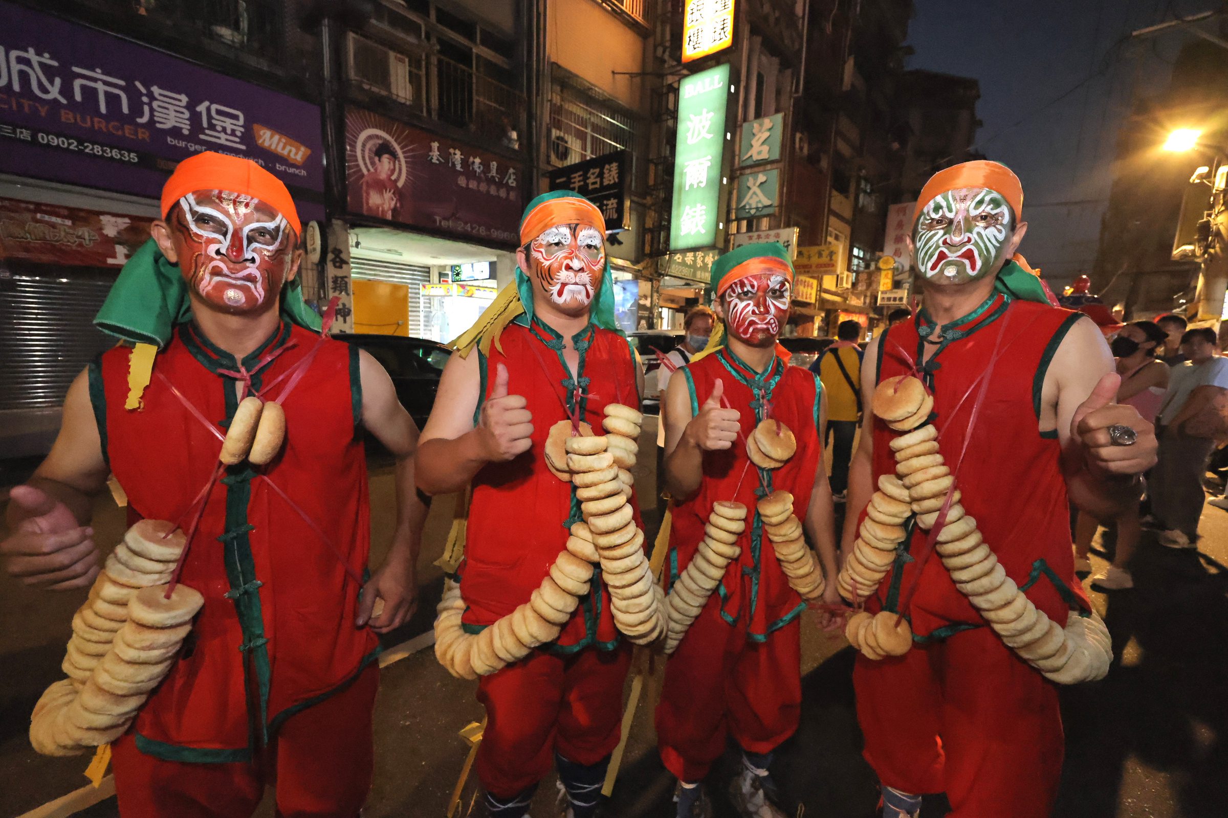 雞籠城隍文化祭夜巡遶境熱鬧登場 邱佩琳沿途分送鹹光餅為市民祈福 | 索引新聞 INDEX News 雞籠城隍文化祭夜巡遶境熱鬧登場 邱佩琳沿途分送鹹光餅為市民祈福 | 索引新聞 INDEX News