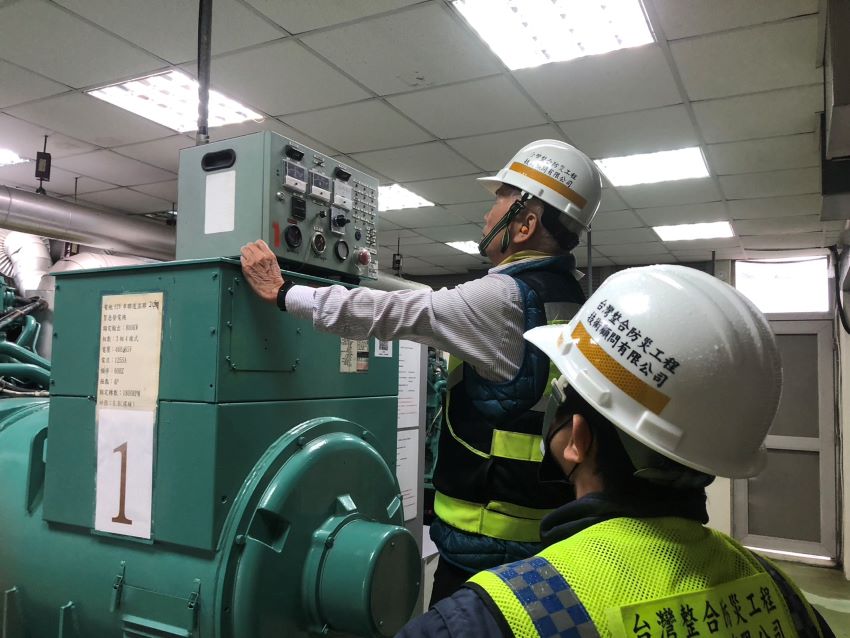 新北防洪戰力再升級 中港東抽水站機組更新啟動 1 《圖說》抽水站除了平時例行維護保養也委託專業技師定期檢視設備狀況與效能。〈水利局提供〉
