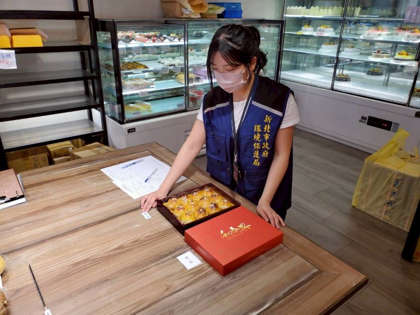 《圖說》環保局派員稽查市面上中秋禮盒確認是否有無過度包裝情形。〈環保局提供〉