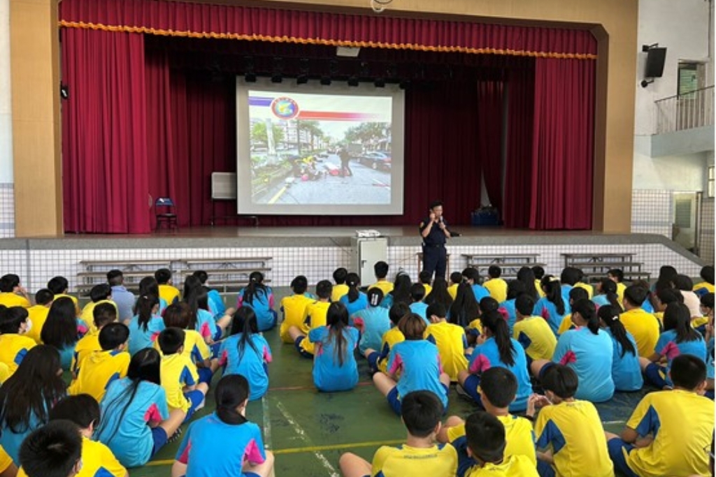 無照駕駛不可行 遵循號誌安全行 5 MEITU 20251007 122203370