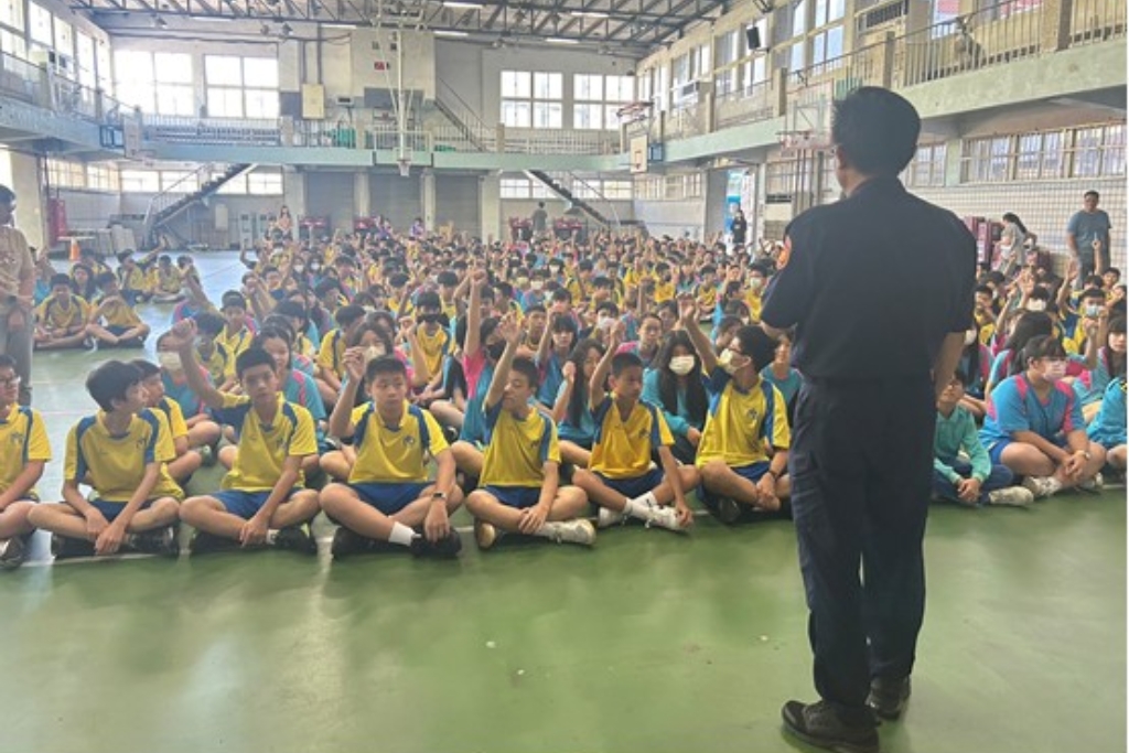 無照駕駛不可行 遵循號誌安全行 7 MEITU 20251007 122251823