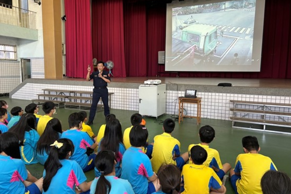 無照駕駛不可行 遵循號誌安全行 8 MEITU 20251007 122312891