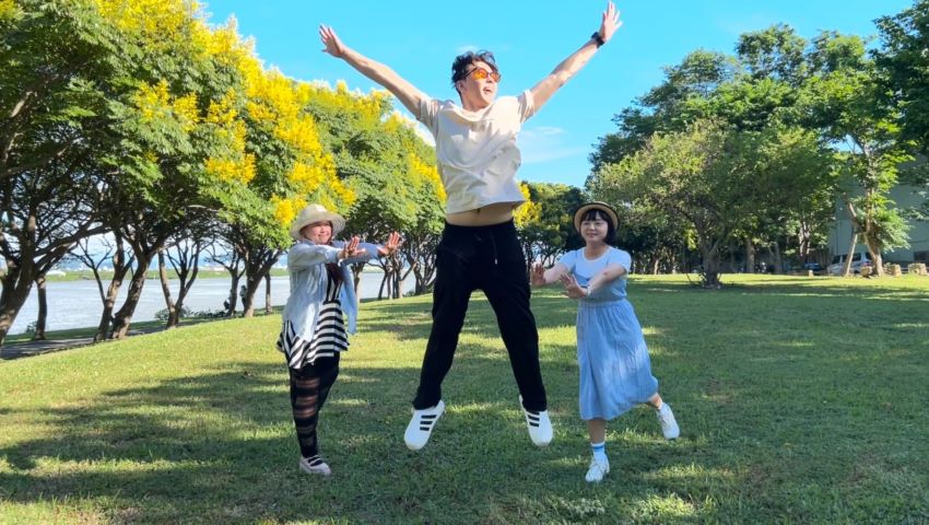 《圖說》一秒拍出趣味感，臺灣欒樹陪你共度甜蜜時光。〈高灘處提供〉