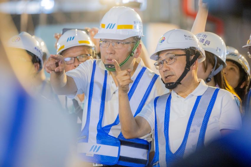 《圖說》捷運局長李政安向侯友宜市長說明金城機廠主維修廠，關心裝修進度及列車測試情形。〈捷運局提供〉