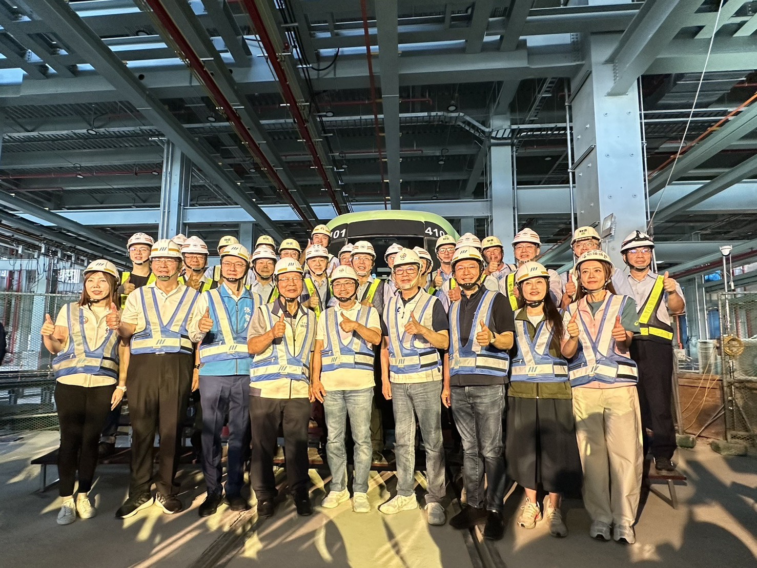 《圖說》萬大中和線施工團隊合影。〈捷運局提供〉