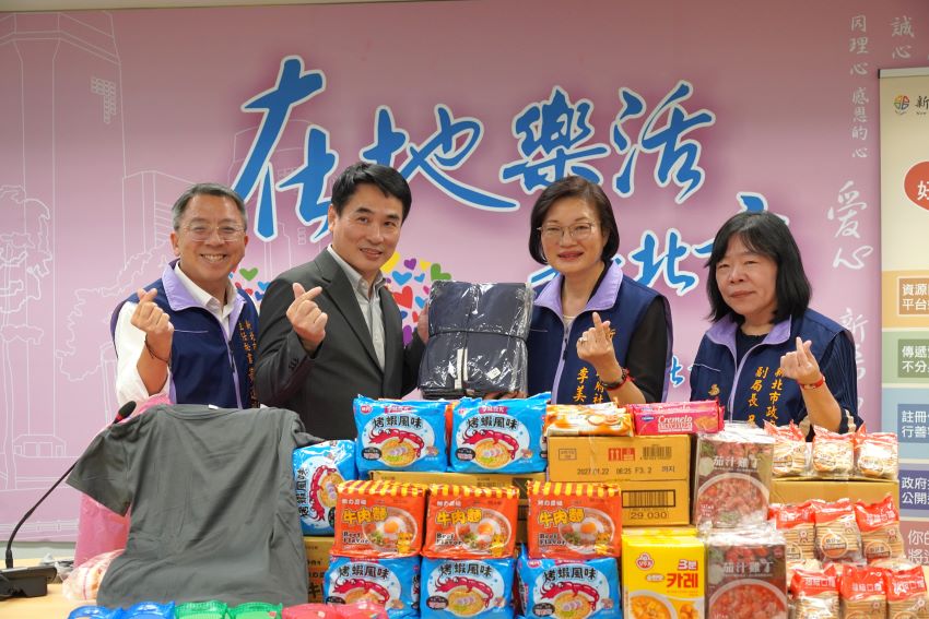 《圖說》全國數位有線電視今日捐贈民生物資，提供新北市街友外展服務中心及中途之家使用，由公司節目部經理陳翔(左2)代表捐贈，右二社會局長李美珍、左一社會局主秘黃逢明。〈社會局提供〉