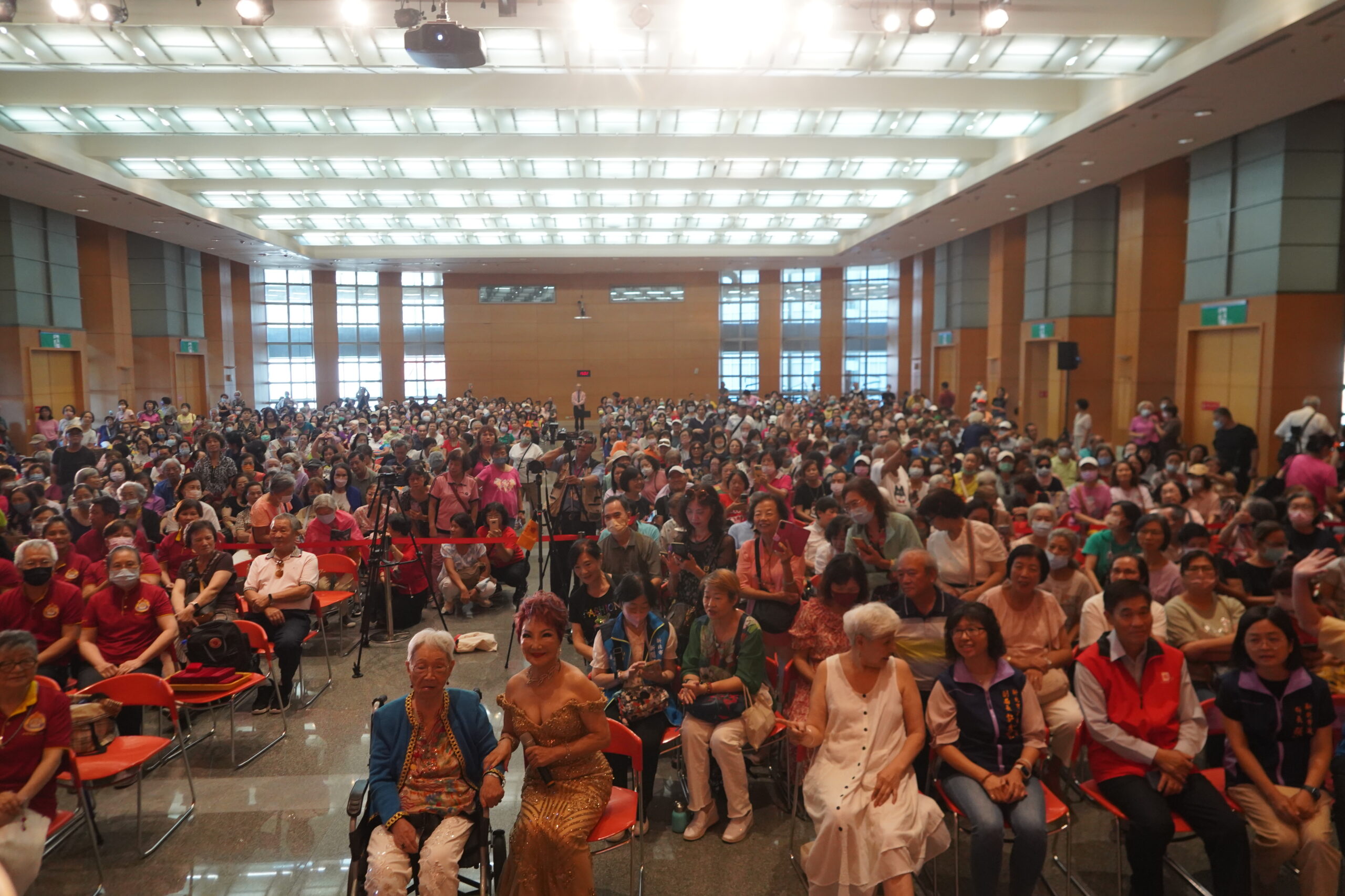 世界佛教正心會重陽敬老 蘋果花歌后楊燕首首歌曲膾炙人口 8 《圖說》世界佛教正心會攜手新北市政府社會局、新聞記者工會舉辦重陽敬老演唱會,邀請蘋果花歌后楊燕女士登台演唱,楊燕105歲母親也到場,貴賓與現場千餘位民眾大合影。〈佛教正心會提供〉