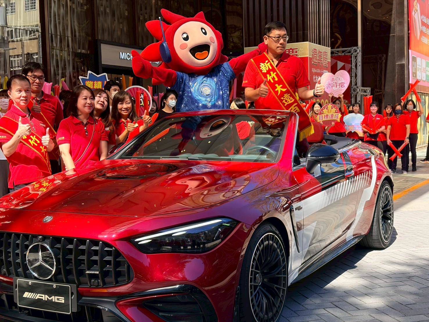 新竹大遠百週年慶熱鬧造勢，太陽寶寶乘坐百萬賓士超跑登場。（圖/記者黃溎芬翻攝）