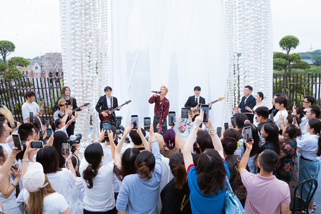 吳克群突襲素人婚禮現場 親送999紅包 唱新歌甜度破表浪漫祝福全場 | 索引新聞 INDEX News