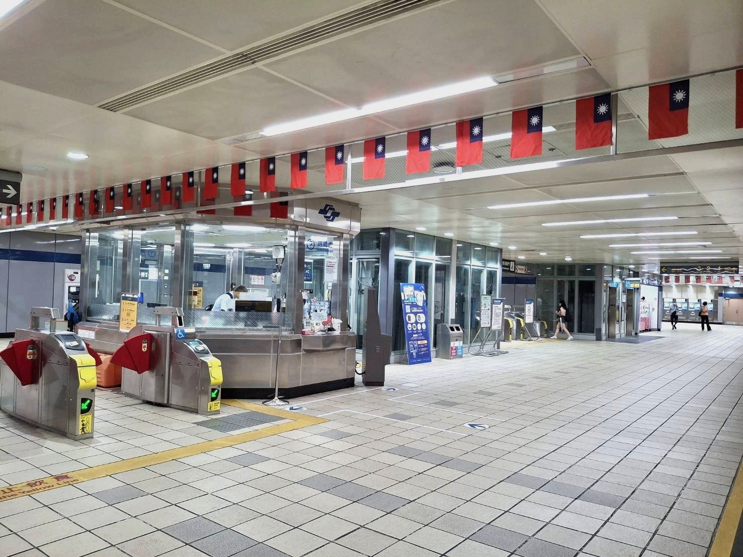 北捷國慶主題列車上路！15車站國旗飄揚　半戶外月台旗映天空成絕美風景 | 索引新聞 INDEX News