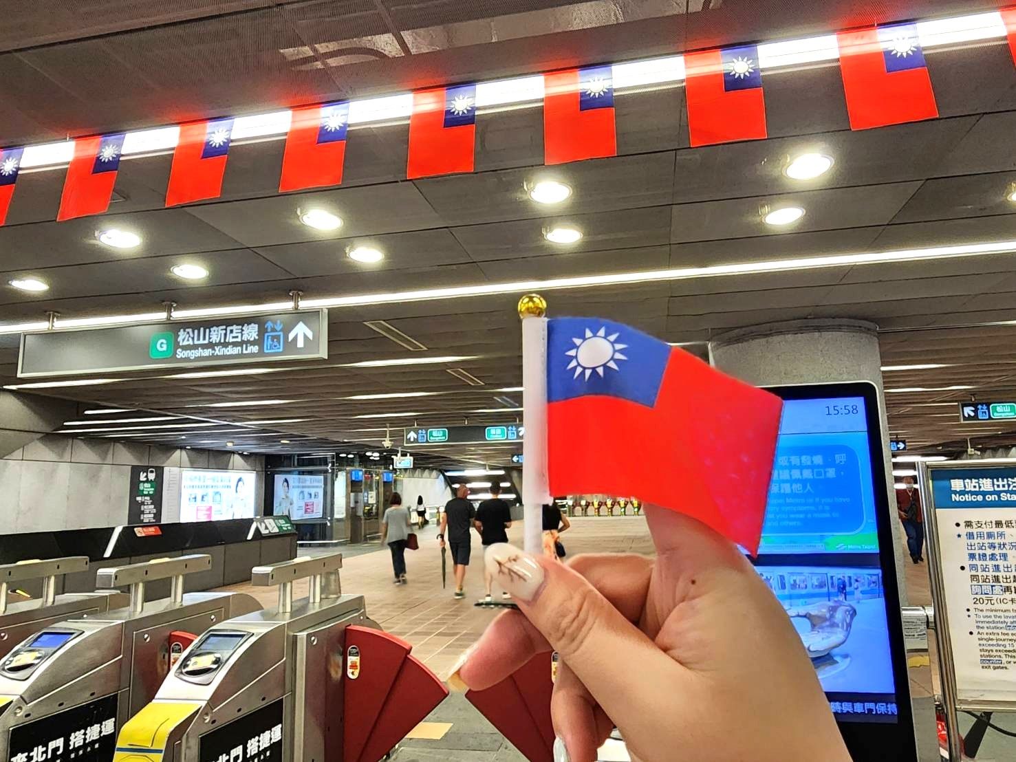 北捷國慶主題列車上路！15車站國旗飄揚　半戶外月台旗映天空成絕美風景 | 索引新聞 INDEX News