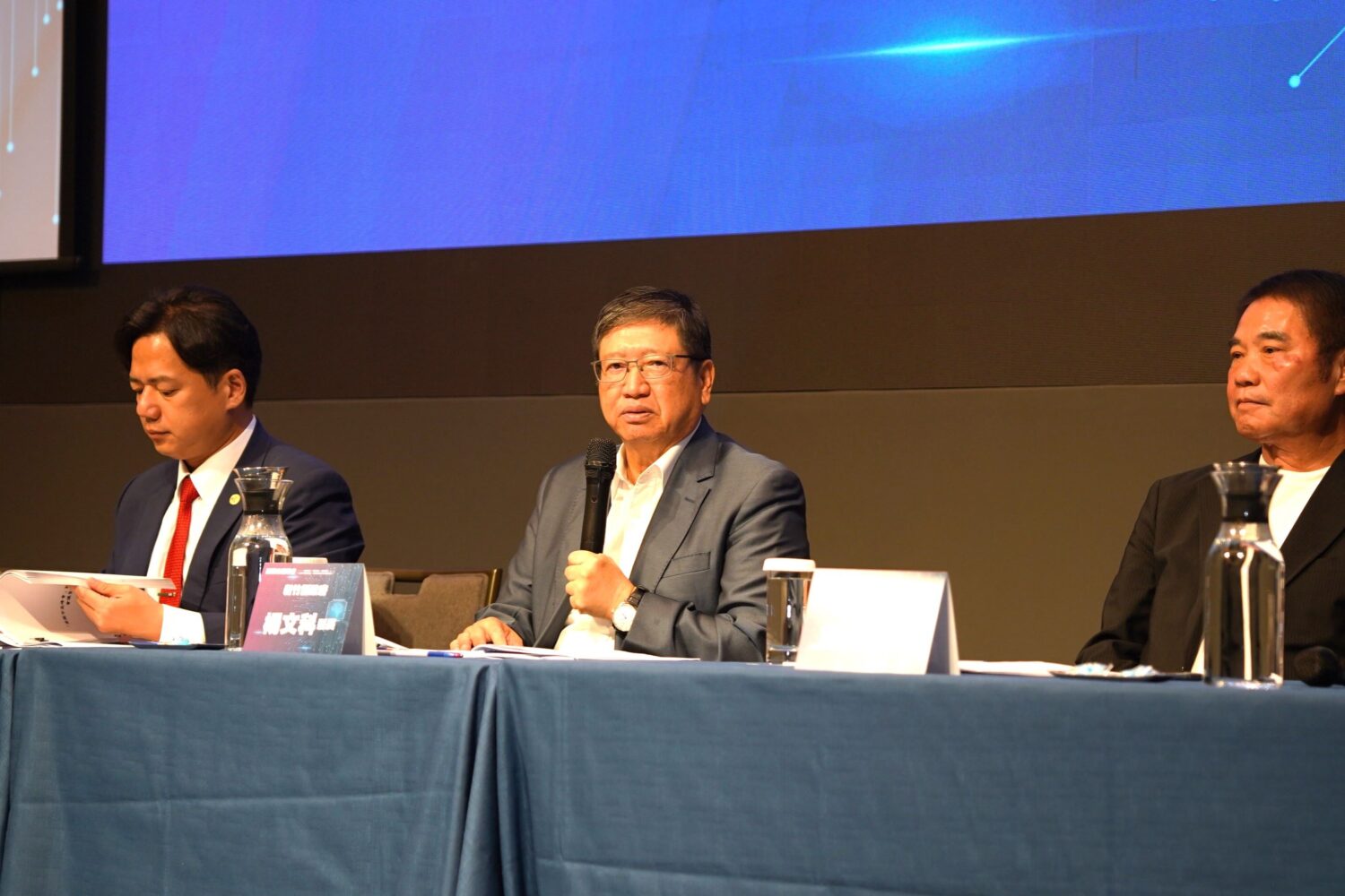 第11次園縣市高峰會於新竹縣舉行，新竹縣長楊文科（中）主持會議，與新竹市代理市長邱臣遠（左）、苗栗縣長鍾東錦（右）共同討論區域合作發展方向。（圖/記者張家燁翻攝）