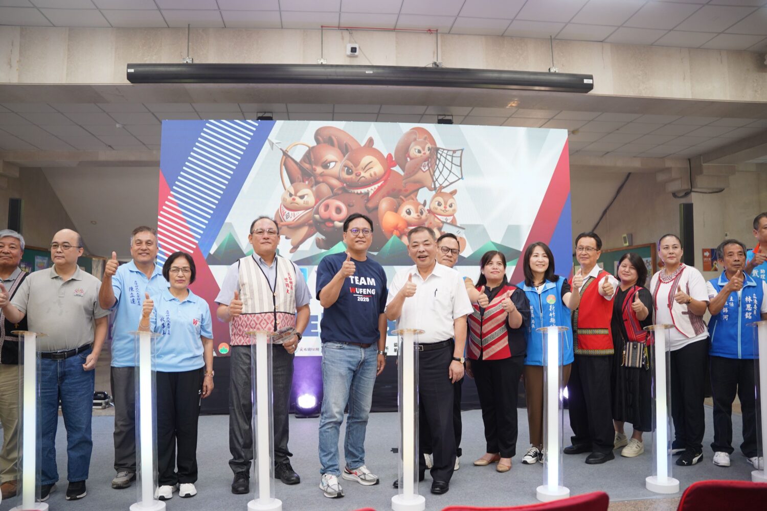 副縣長陳見賢（前排右五）與五峰鄉長秋維書（前排右六）、尖石鄉長曾國大（前排右七）及各級貴賓共同合影，為114年新竹縣原住民族運動會暖身揭幕。（圖/記者張家燁翻攝）