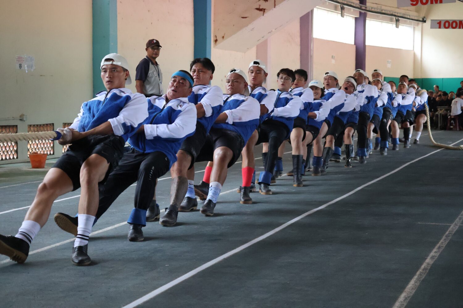 原民拔河代表隊展現團結精神與爆發力，提前為即將登場的原住民族運動會熱身。（圖/記者張家燁翻攝）