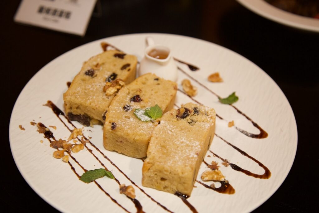 ABV加勒比海餐酒館推出貝里斯主題菜單 探索中美洲獨特風味 | 索引新聞 INDEX News 蘭姆酒蛋糕。( 圖 / 業者提供 )