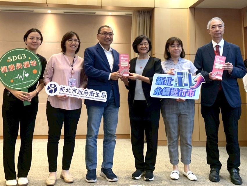 《圖說》新北市衛生局以「新北處處是運動場」方案，榮獲「2025台灣永續行動獎（TSAA）」金級獎殊榮，局長陳潤秋〈右三〉今日於市政會議獻獎給市長。〈衛生局提供〉