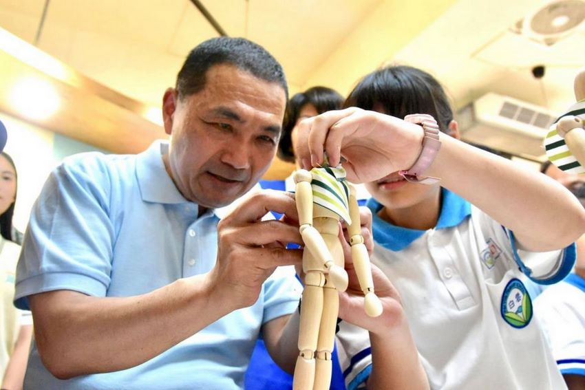 《圖說》侯友宜市長與學生進行職業試探手做活動。〈教育局提供〉